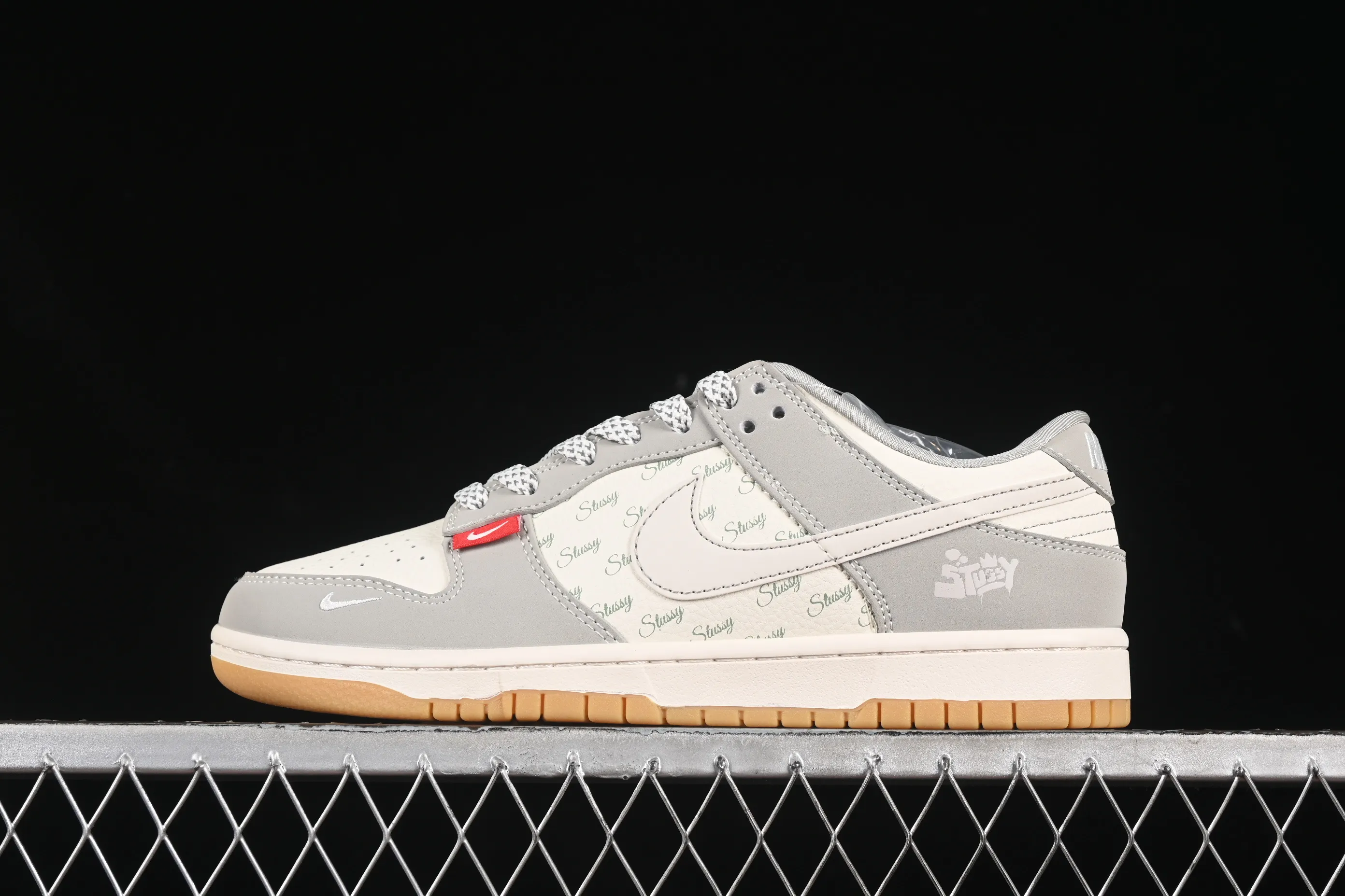 All categories Nk SB Dunk Series Nk SB Dunk Low High-end customized low-top sneakers Nike SB Dunk Low Stusi co-branded Cartoon raw rubber Anniversary high-end customized low-top casual sneakers JJ2508-557